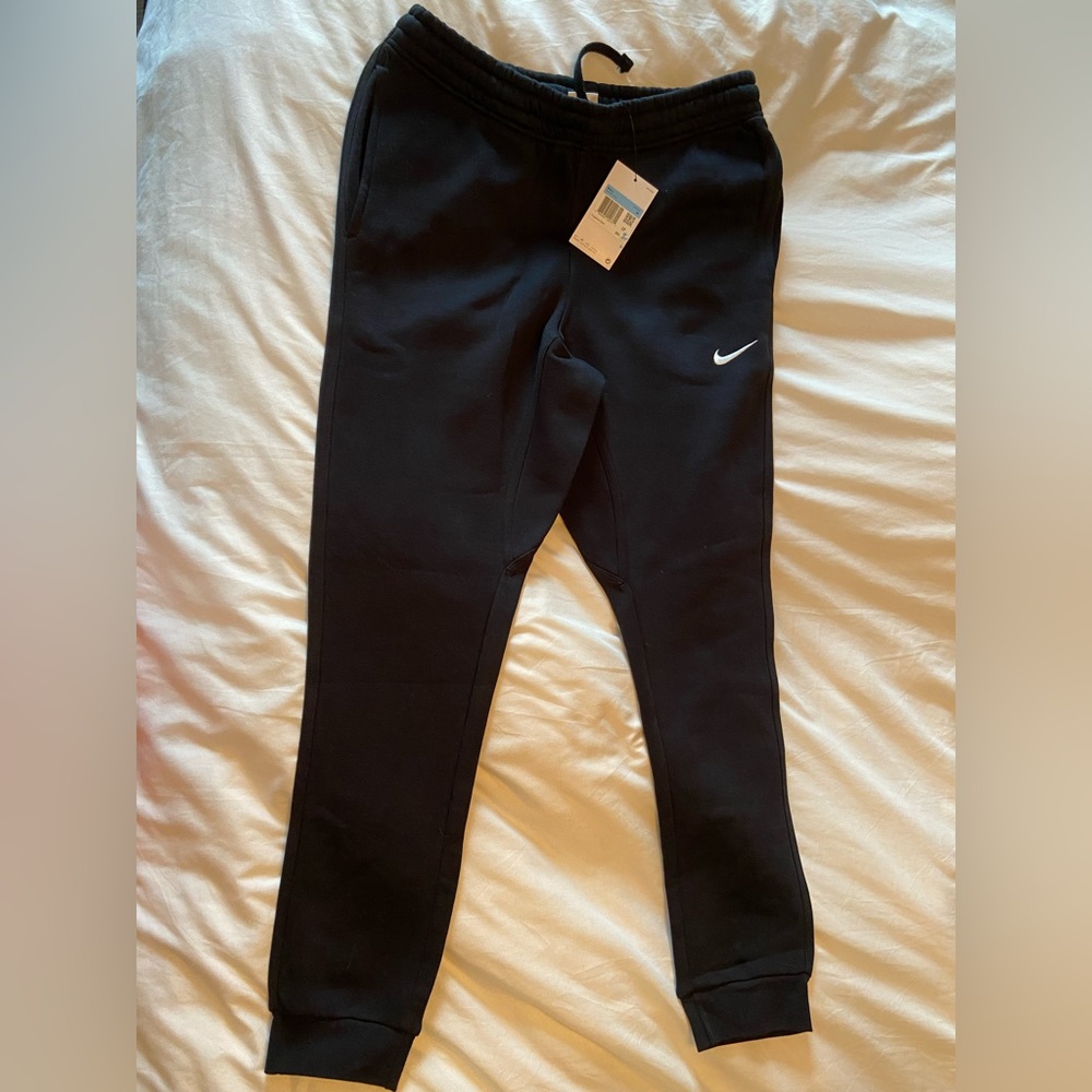 Nike Men’s Medium Standard Fit Taper Leg